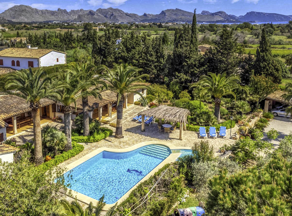 Zu verkaufen Finca mit zwei Villen, Ferienlizenz und Pools mit Jacuzzi in der Nähe von Puerto de Pollensa