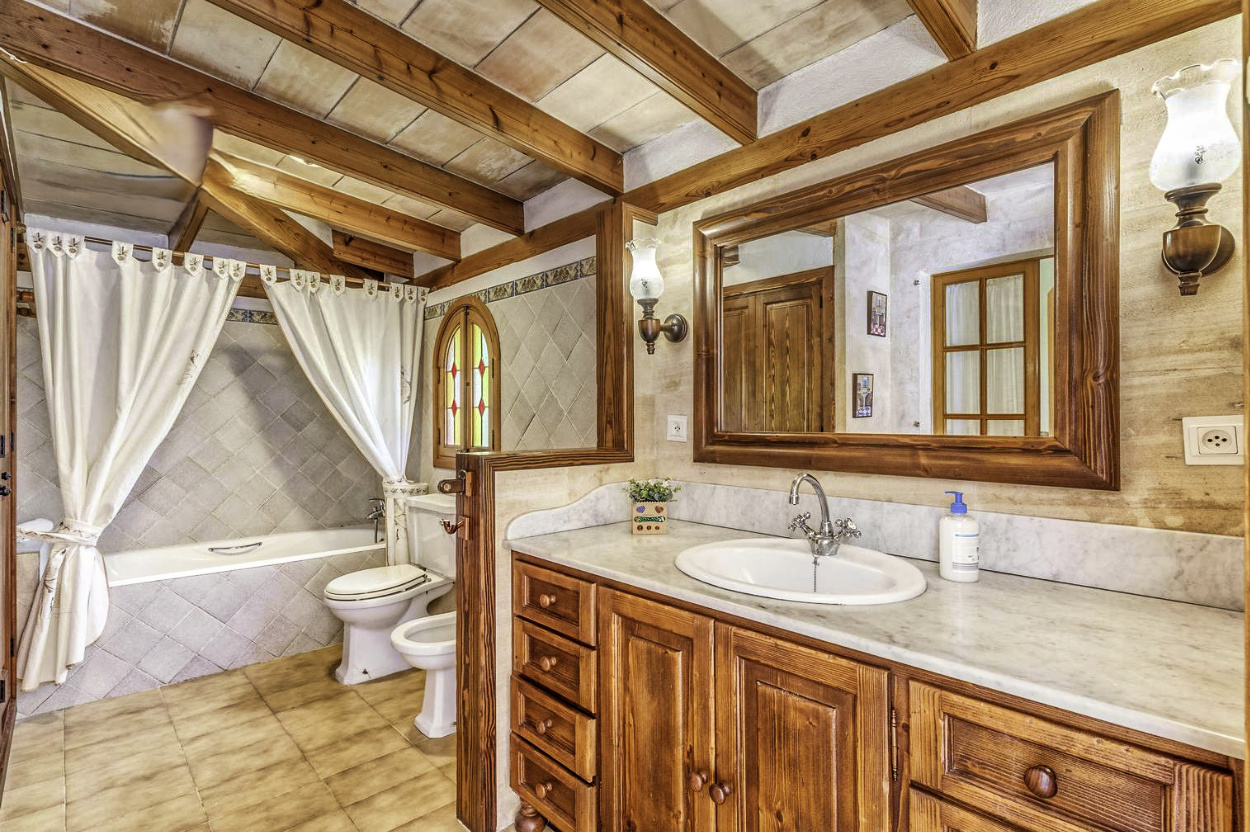 Zu verkaufen Finca mit zwei Villen, Ferienlizenz und Pools mit Jacuzzi in der Nähe von Puerto de Pollensa