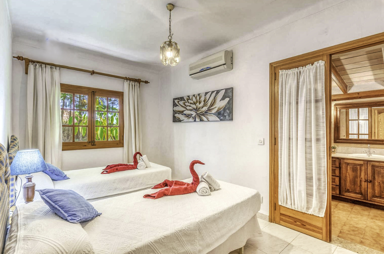 Zu verkaufen Finca mit zwei Villen, Ferienlizenz und Pools mit Jacuzzi in der Nähe von Puerto de Pollensa