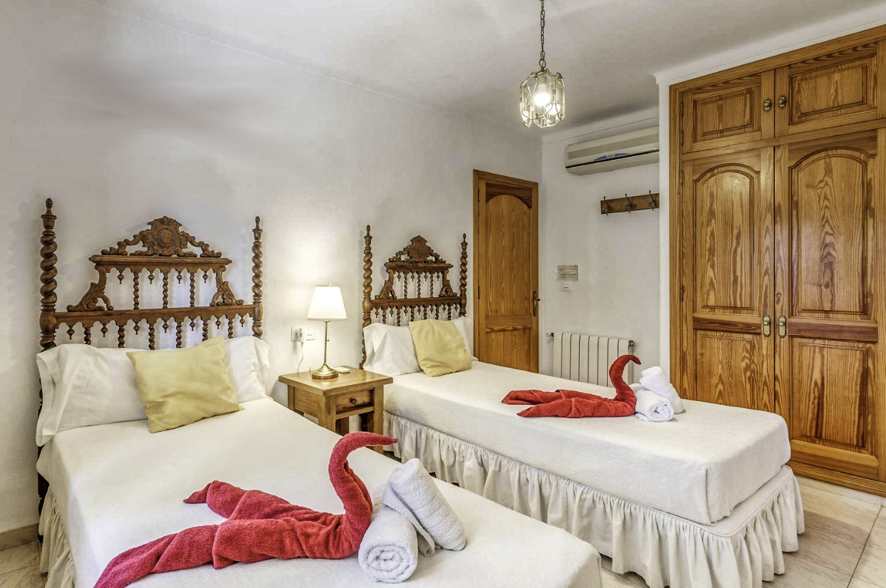 Zu verkaufen Finca mit zwei Villen, Ferienlizenz und Pools mit Jacuzzi in der Nähe von Puerto de Pollensa