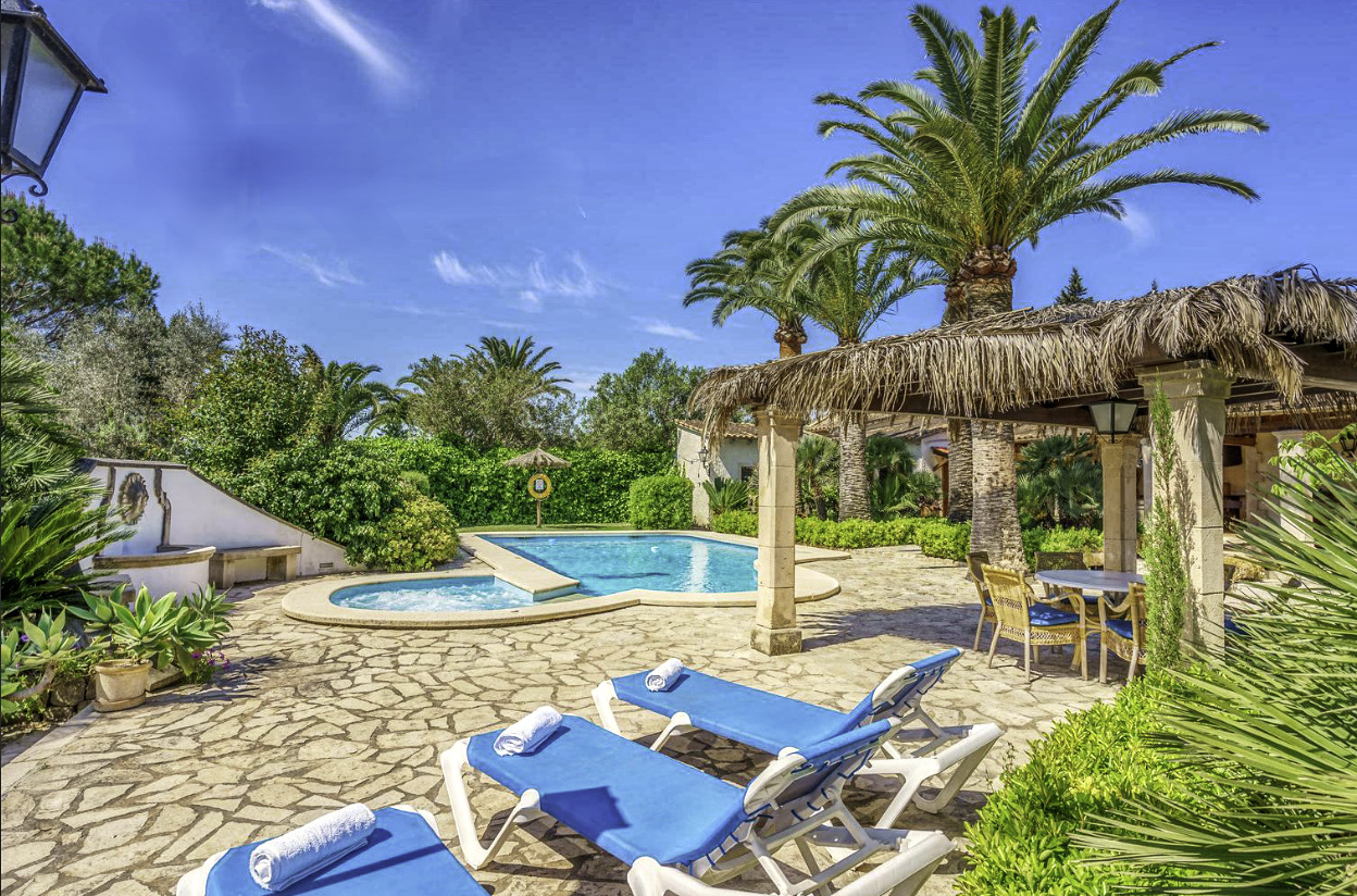 Zu verkaufen Finca mit zwei Villen, Ferienlizenz und Pools mit Jacuzzi in der Nähe von Puerto de Pollensa