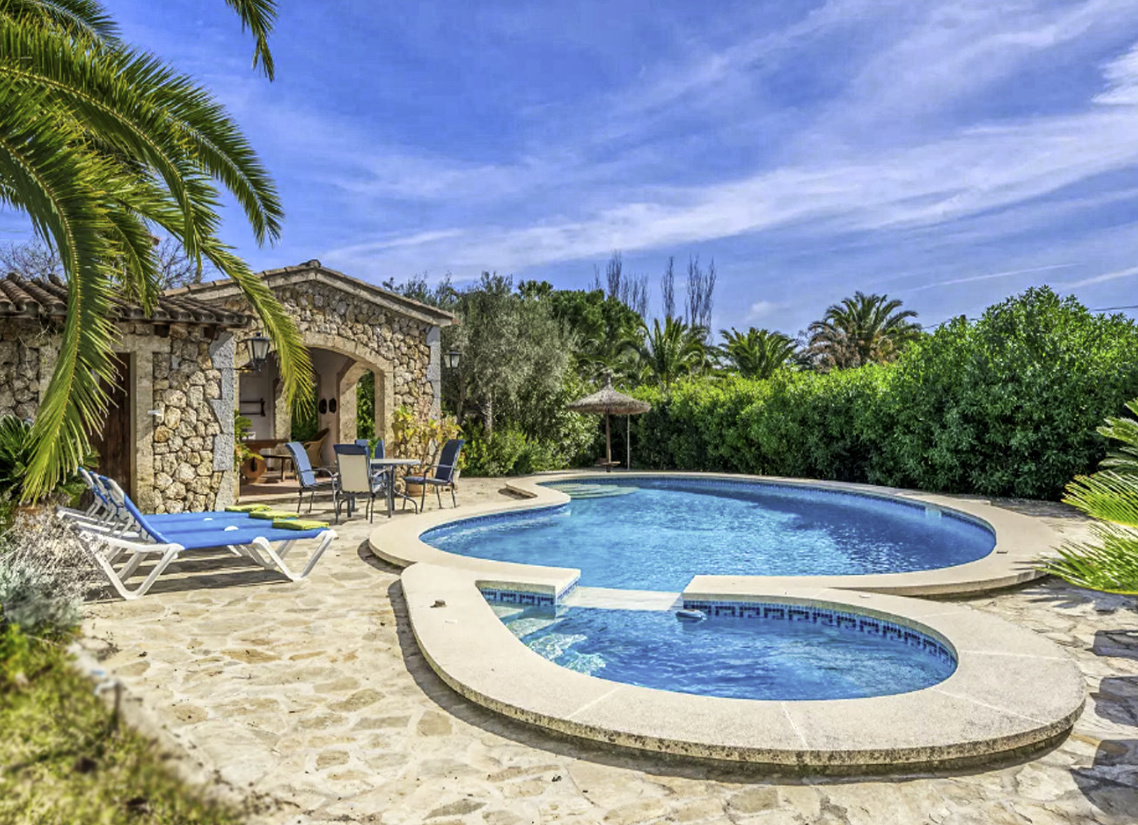 Zu verkaufen Finca mit zwei Villen, Ferienlizenz und Pools mit Jacuzzi in der Nähe von Puerto de Pollensa