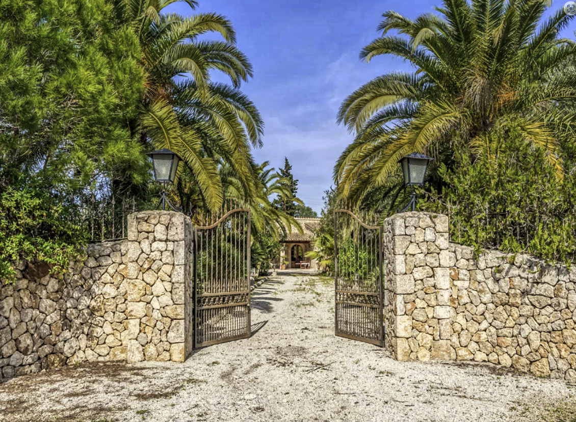 Zu verkaufen Finca mit zwei Villen, Ferienlizenz und Pools mit Jacuzzi in der Nähe von Puerto de Pollensa