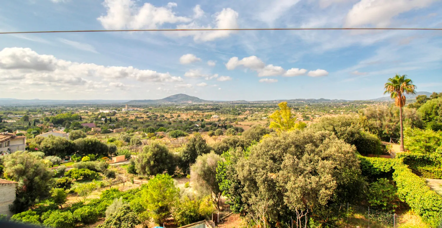 Großes-traditionelles-Haus-mit-großem-Garten-und-Terrasse-mit-unverbaubarem-Blick-in-Campanet