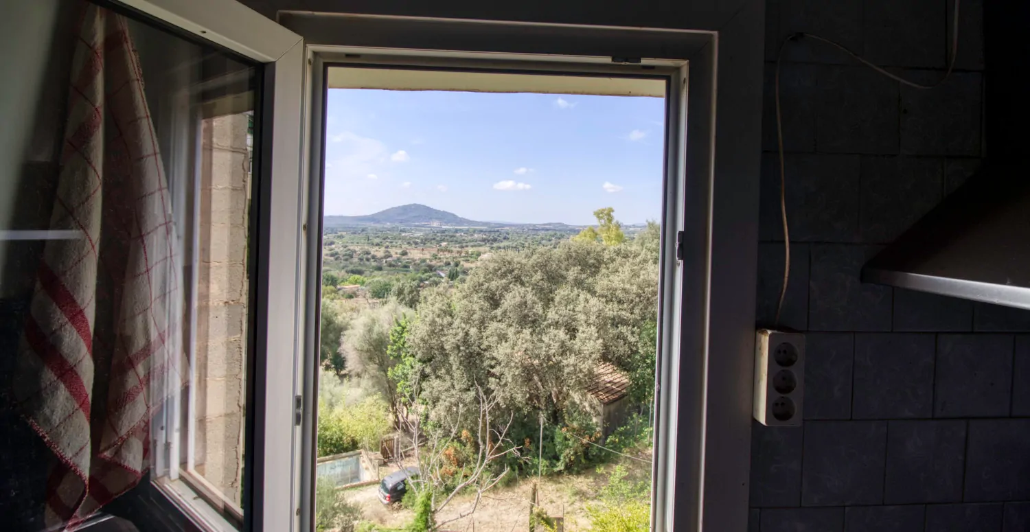 Großes-traditionelles-Haus-mit-großem-Garten-und-Terrasse-mit-unverbaubarem-Blick-in-Campanet