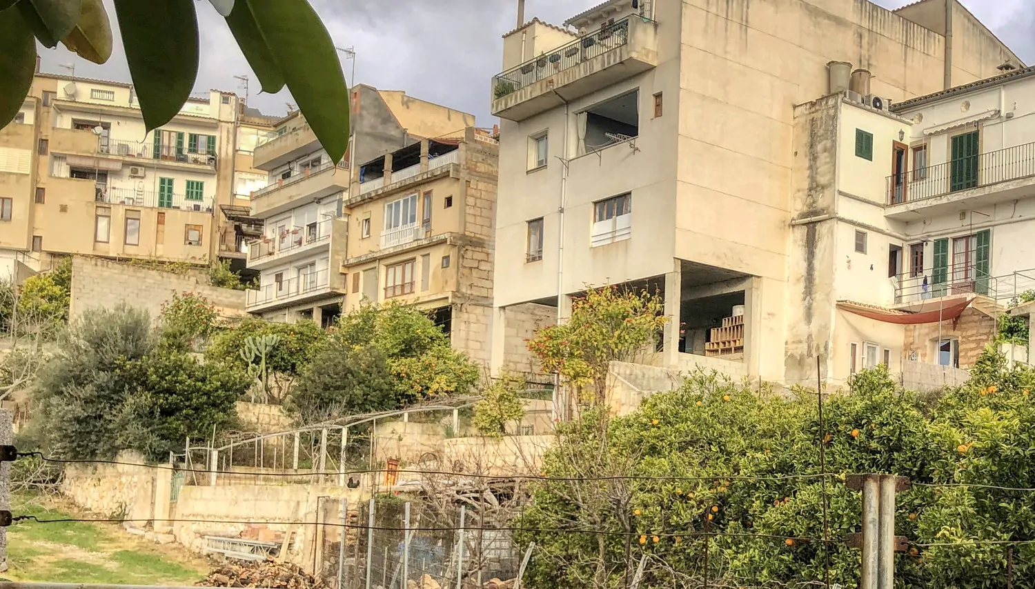 Großes-traditionelles-Haus-mit-großem-Garten-und-Terrasse-mit-unverbaubarem-Blick-in-Campanet