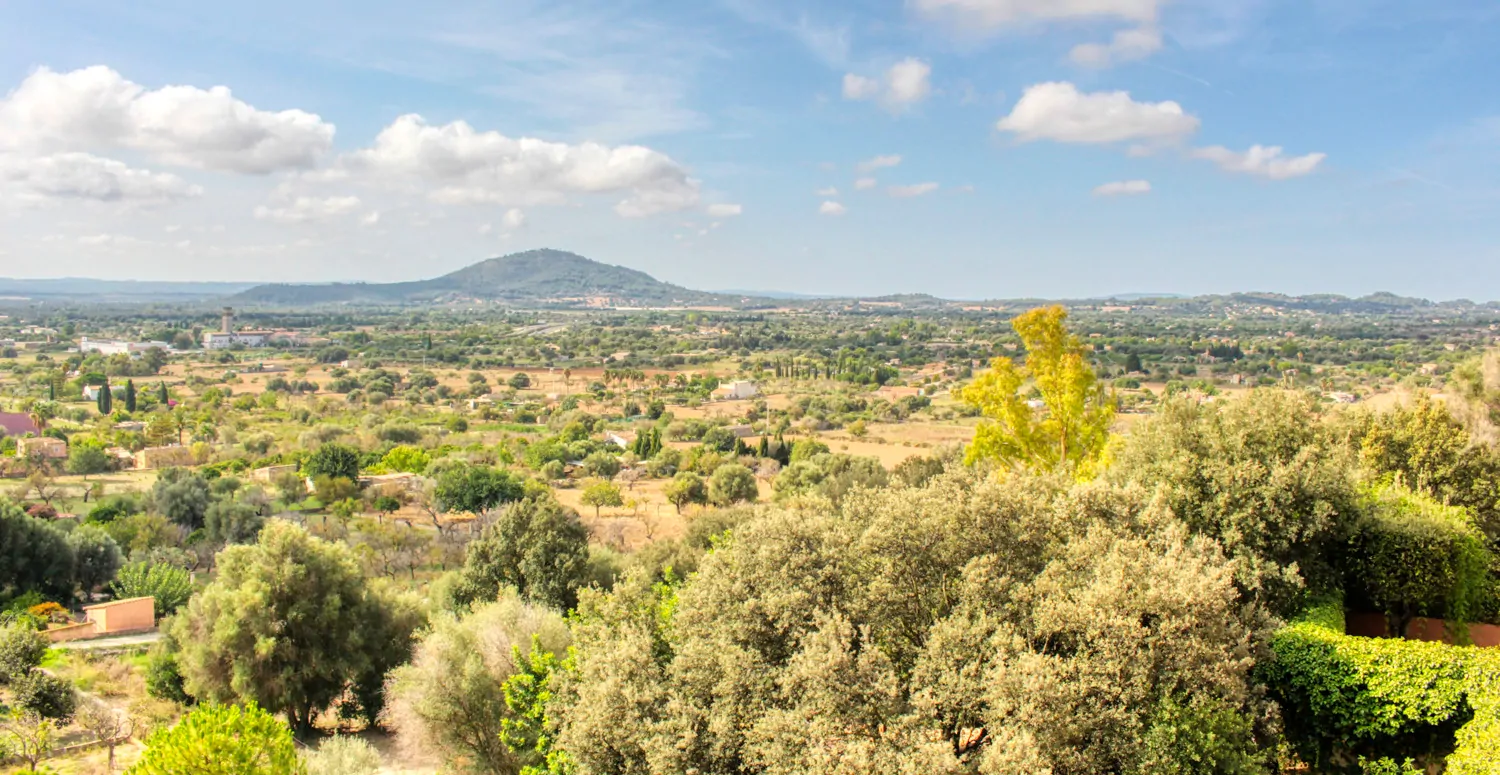 Großes-traditionelles-Haus-mit-großem-Garten-und-Terrasse-mit-unverbaubarem-Blick-in-Campanet