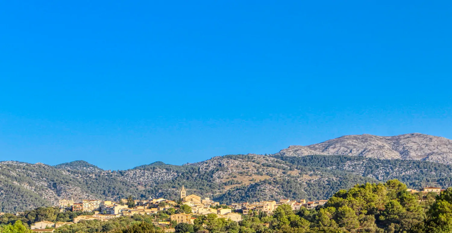 Großes-traditionelles-Haus-mit-großem-Garten-und-Terrasse-mit-unverbaubarem-Blick-in-Campanet