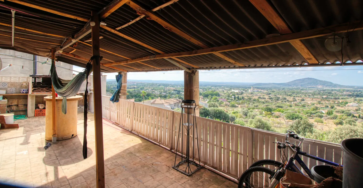 Großes-traditionelles-Haus-mit-großem-Garten-und-Terrasse-mit-unverbaubarem-Blick-in-Campanet