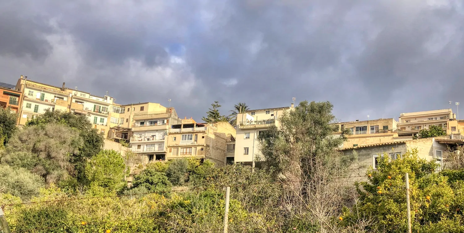 Großes-traditionelles-Haus-mit-großem-Garten-und-Terrasse-mit-unverbaubarem-Blick-in-Campanet