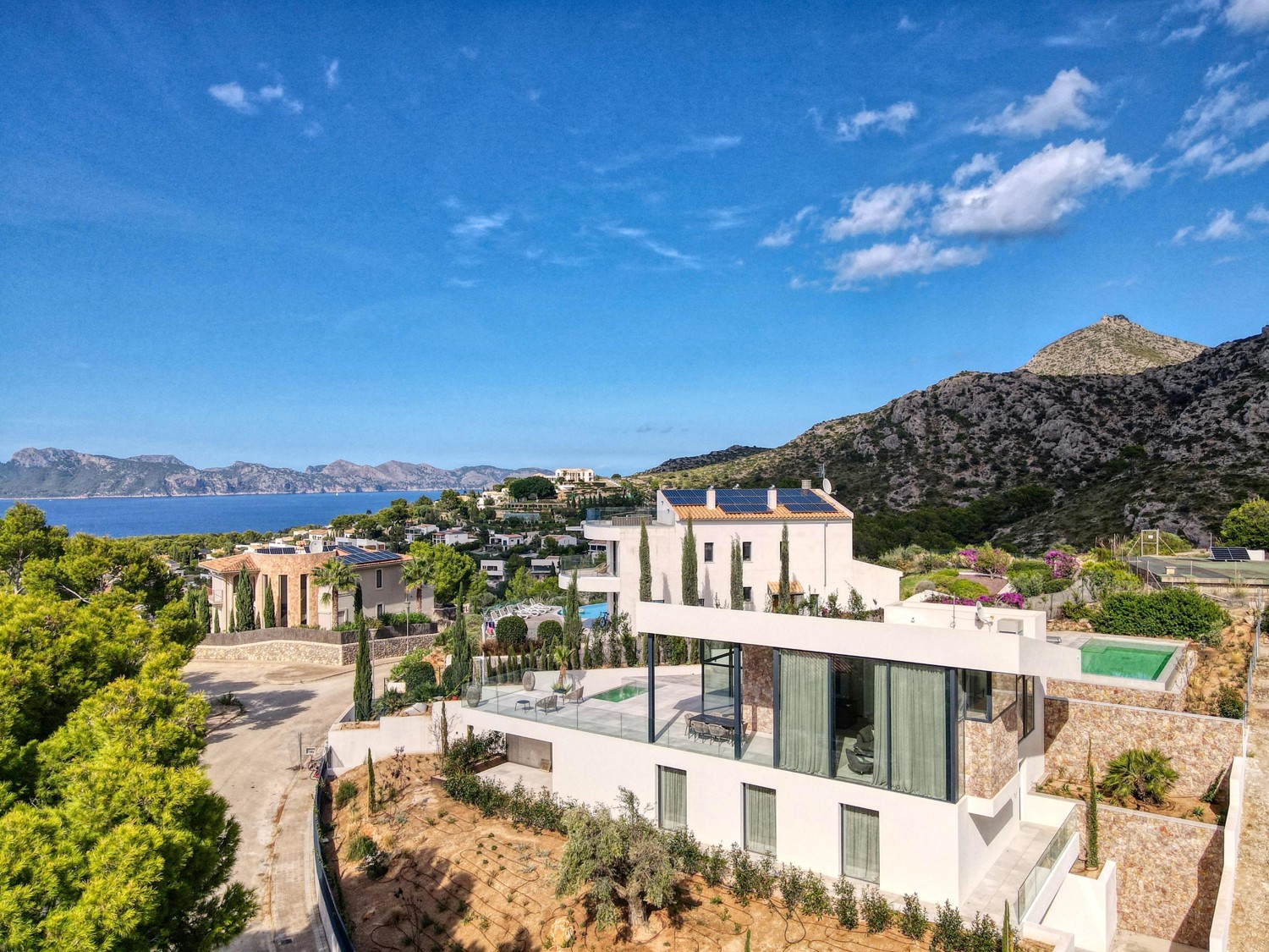 Villa-mit-zwei-Poolen-und-Seeblick-in-Bonaire-Alcudia