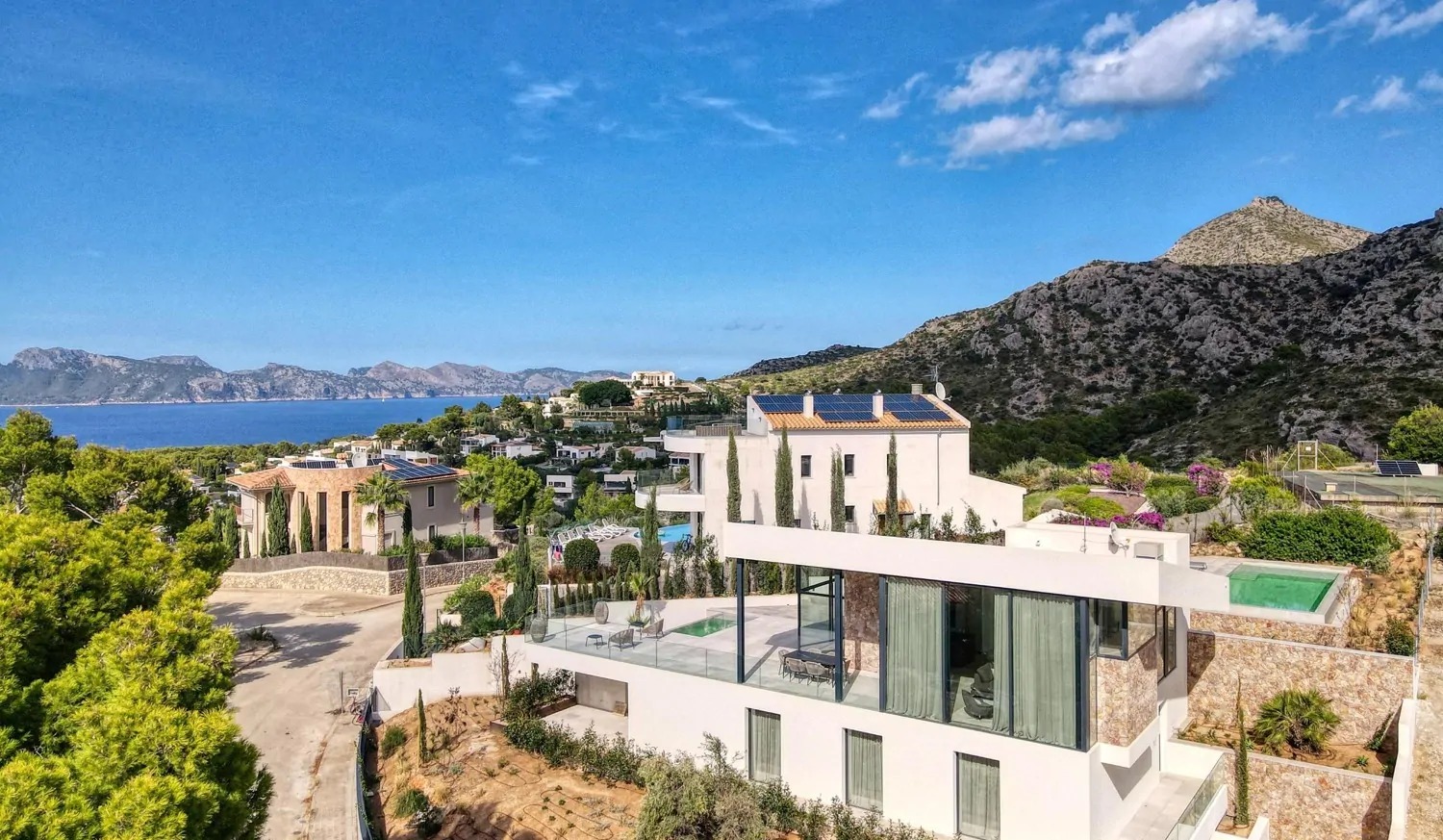 Villa-mit-zwei-Poolen-und-Seeblick-in-Bonaire-Alcudia