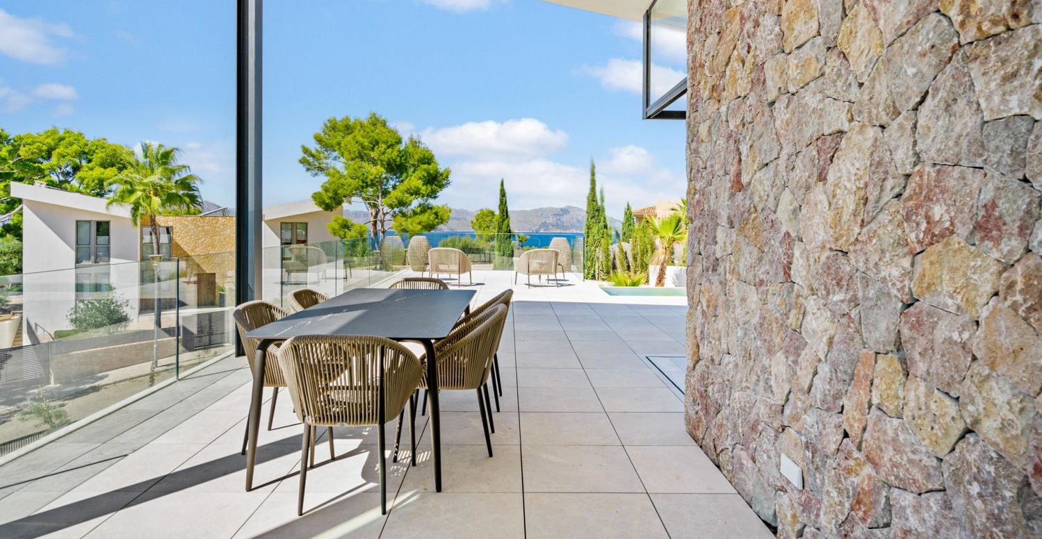 Villa-mit-zwei-Poolen-und-Seeblick-in-Bonaire-Alcudia