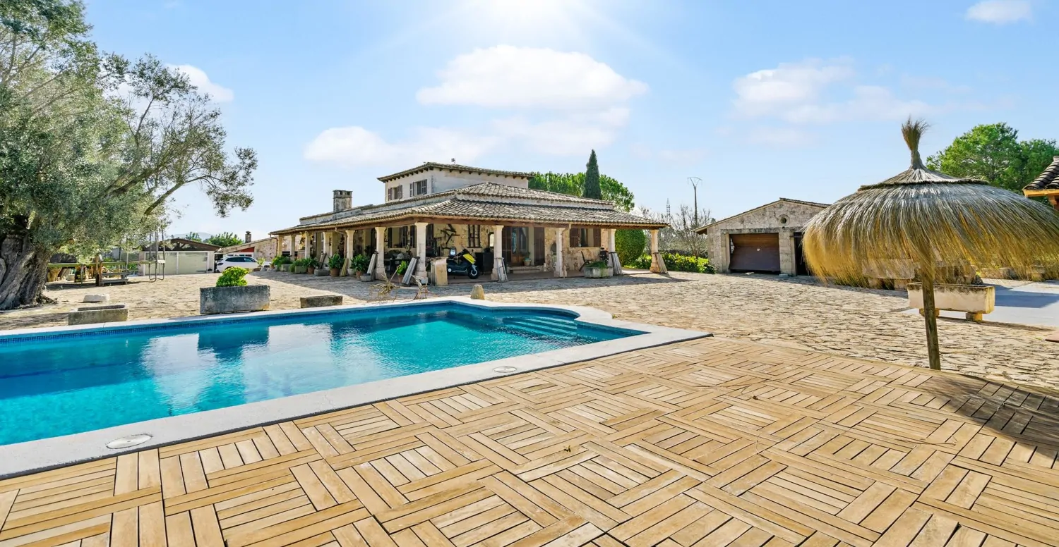 Finca-mit-Pool-bei-Santa-Margarita