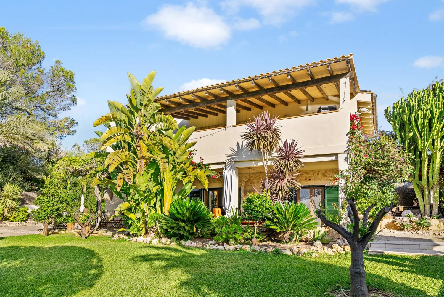 Finca-with-pool-clear-views