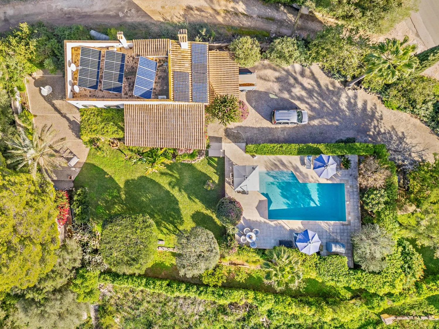 Finca-with-pool-clear-views