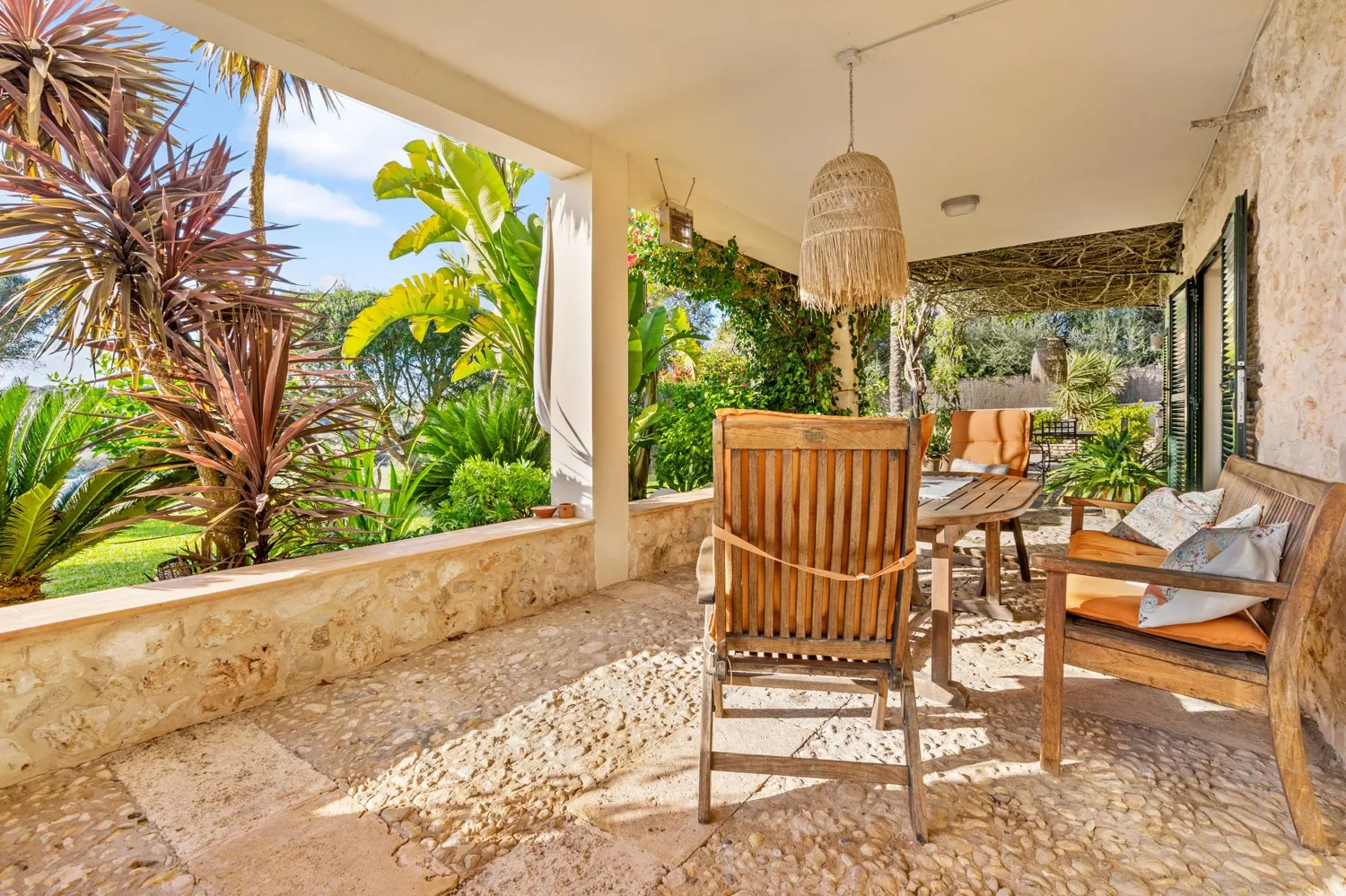 Finca-with-pool-clear-views