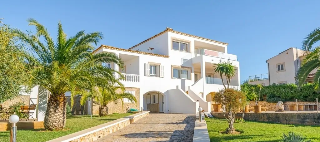 Moderne-villa-am-meer-in-Portocolom