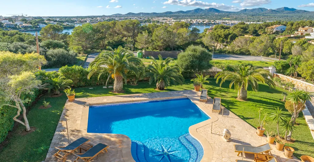 Moderne-villa-am-meer-in-Portocolom