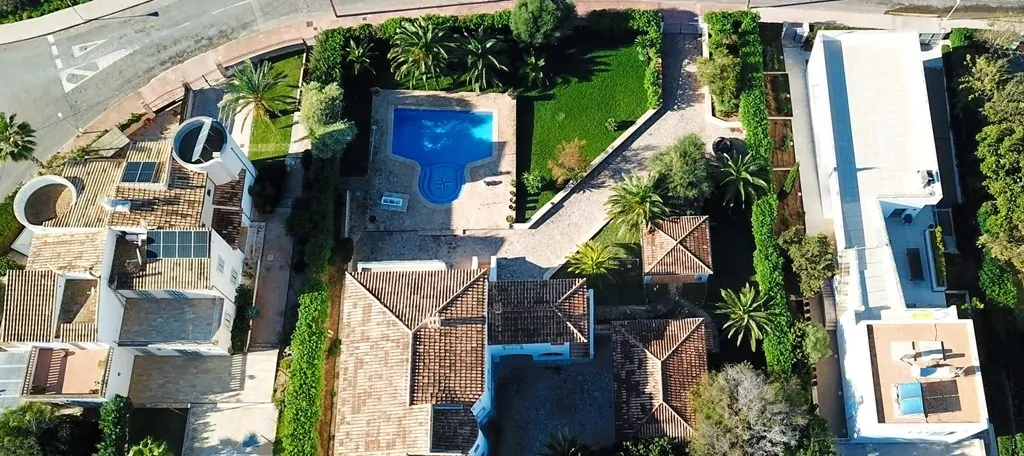 Moderne-villa-am-meer-in-Portocolom