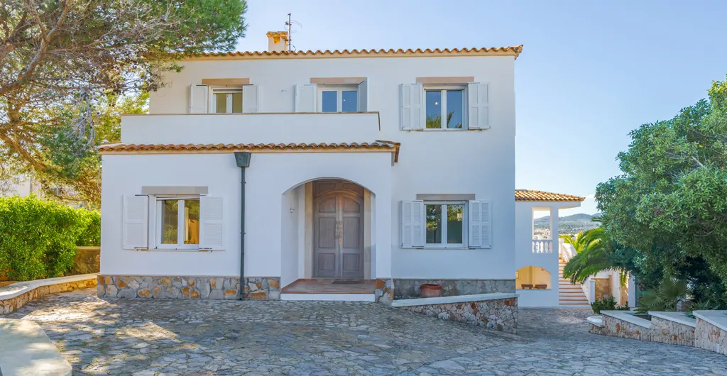 Moderne-villa-am-meer-in-Portocolom