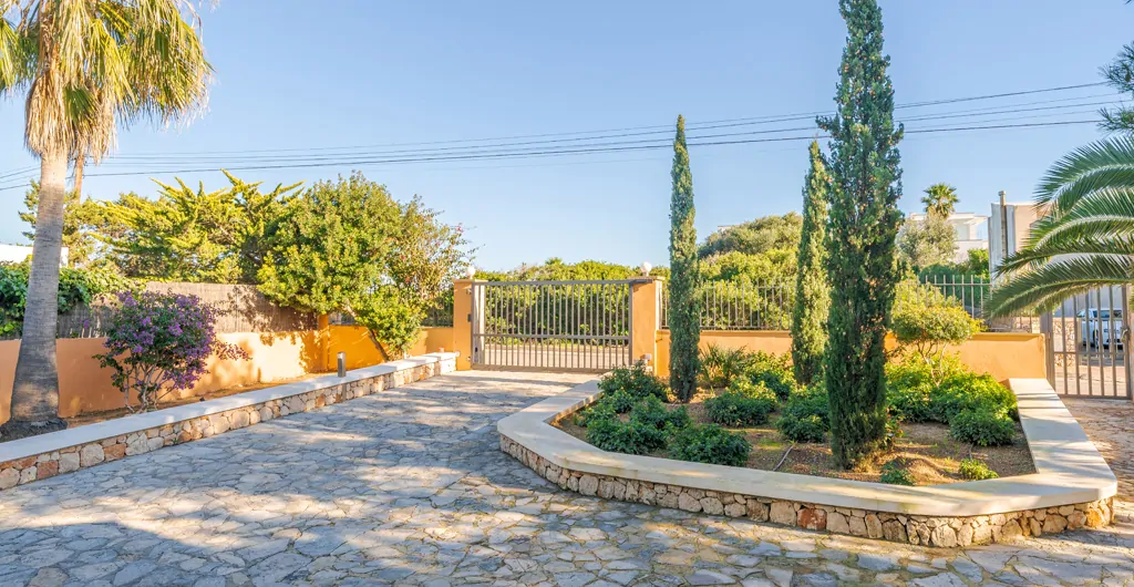 Moderne-villa-am-meer-in-Portocolom