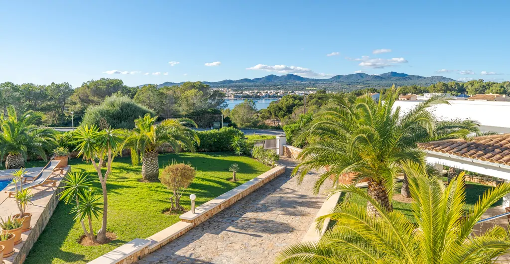 Moderne-villa-am-meer-in-Portocolom