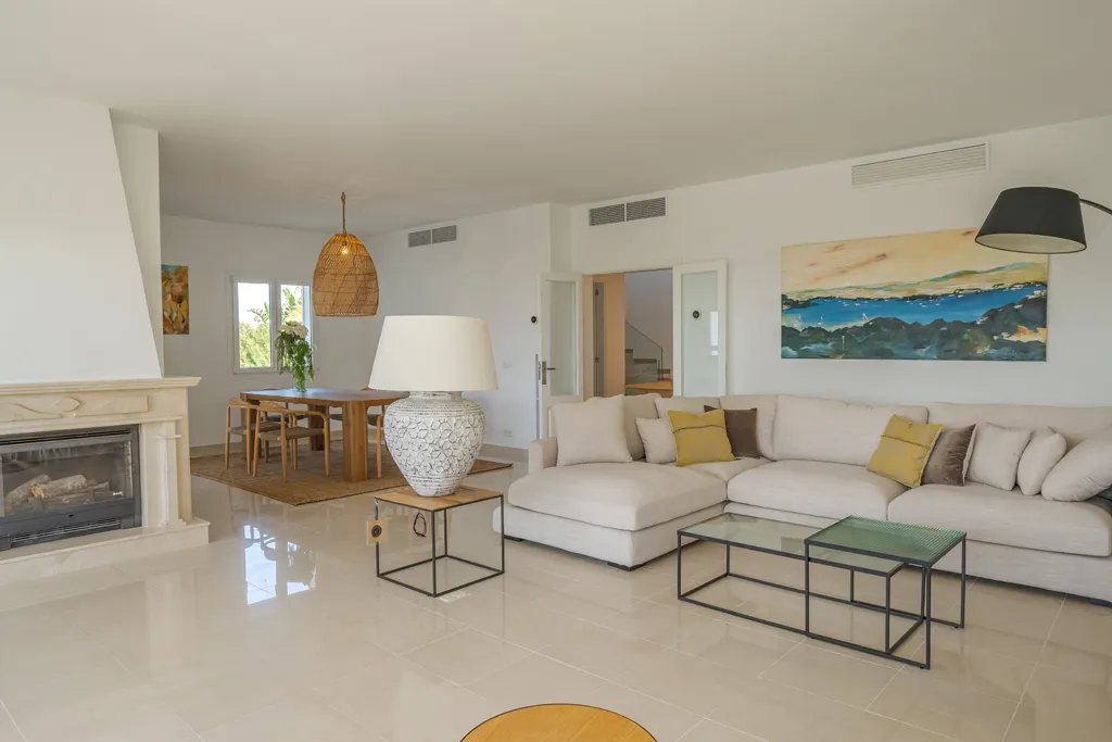Modern-sea-front-villa-in-Portocolom