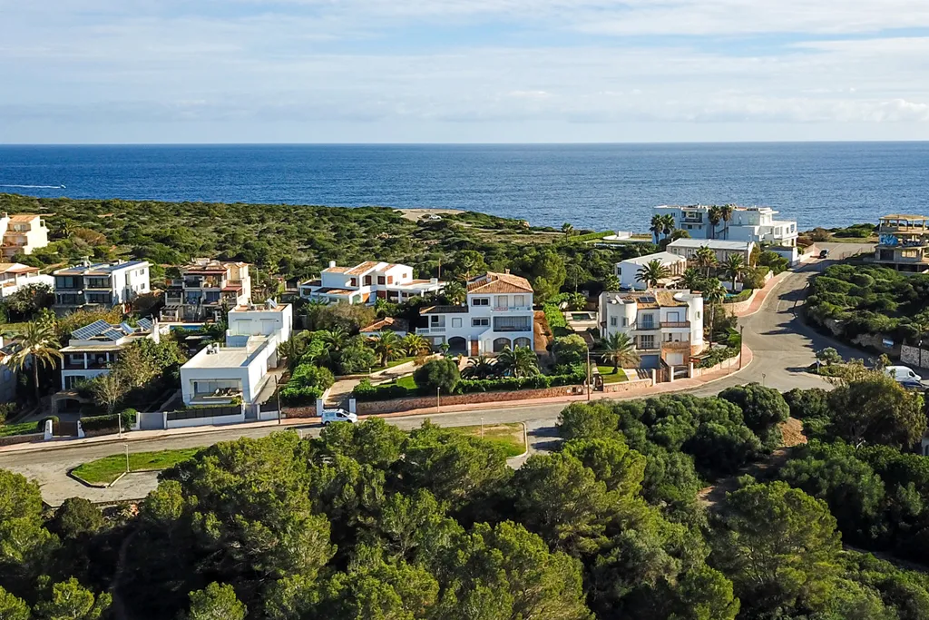 Modern-sea-front-villa-in-Portocolom