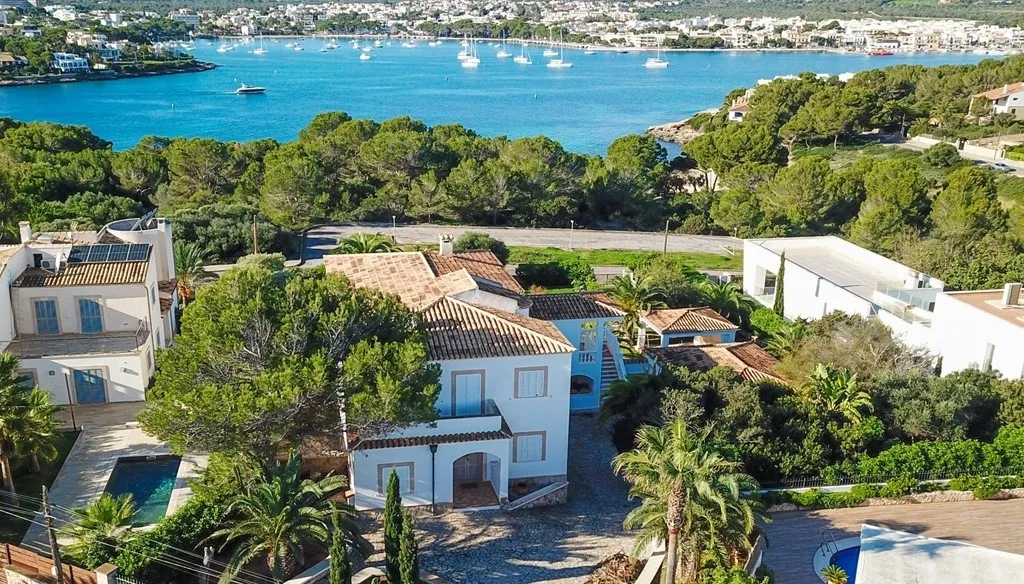Modern-sea-front-villa-in-Portocolom
