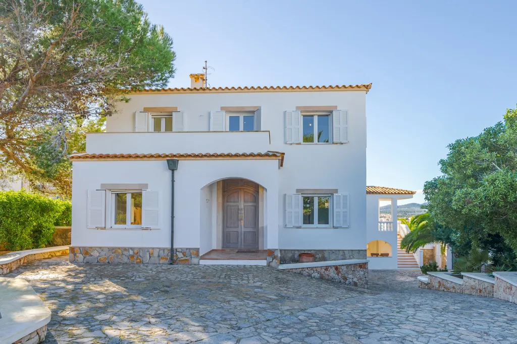 Modern-sea-front-villa-in-Portocolom