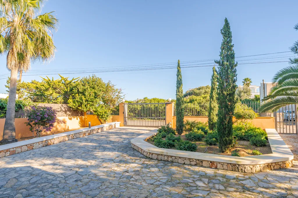 Modern-sea-front-villa-in-Portocolom