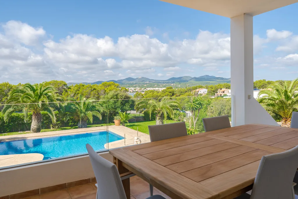 Modern-sea-front-villa-in-Portocolom