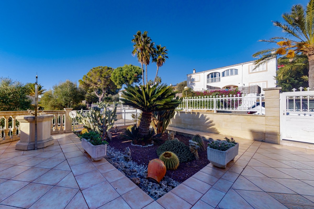 Villa-mit-Urlaubslizenz-und-Meerblick-in-Alcanada