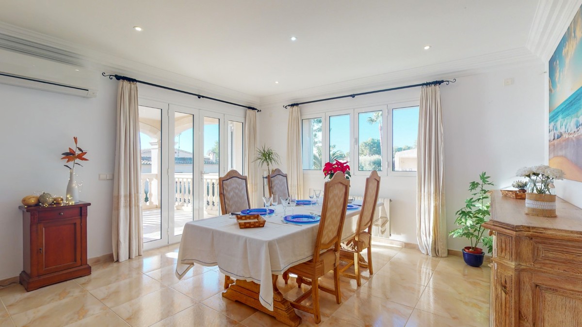 Villa-mit-Urlaubslizenz-und-Meerblick-in-Alcanada