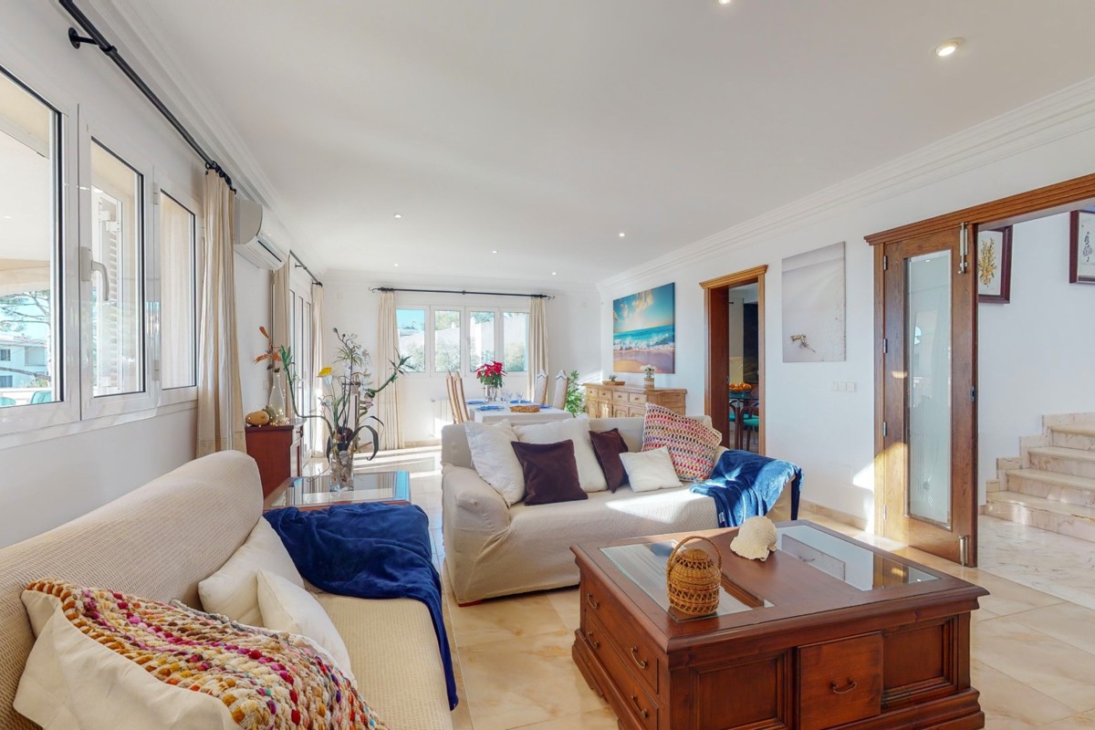 Villa-mit-Urlaubslizenz-und-Meerblick-in-Alcanada