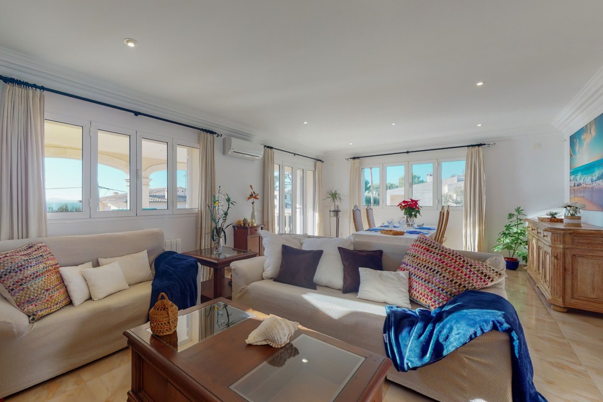 Villa-mit-Urlaubslizenz-und-Meerblick-in-Alcanada