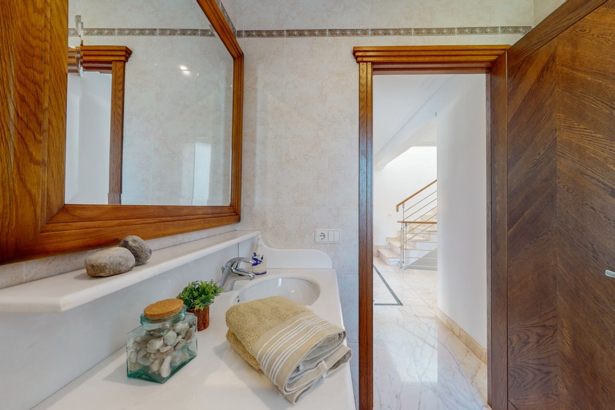 Villa-mit-Urlaubslizenz-und-Meerblick-in-Alcanada