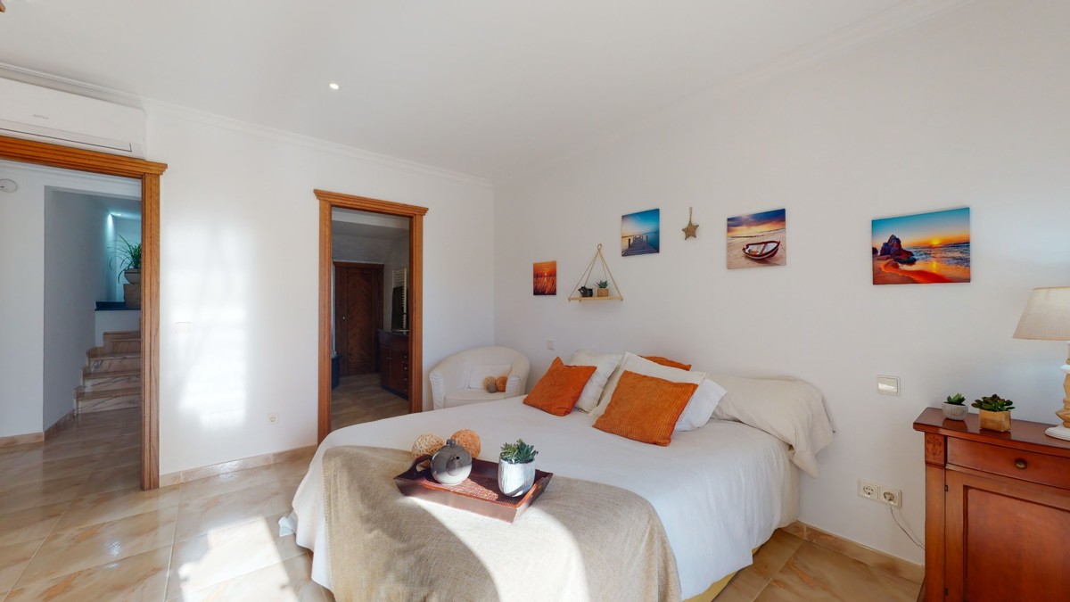 Villa-mit-Urlaubslizenz-und-Meerblick-in-Alcanada