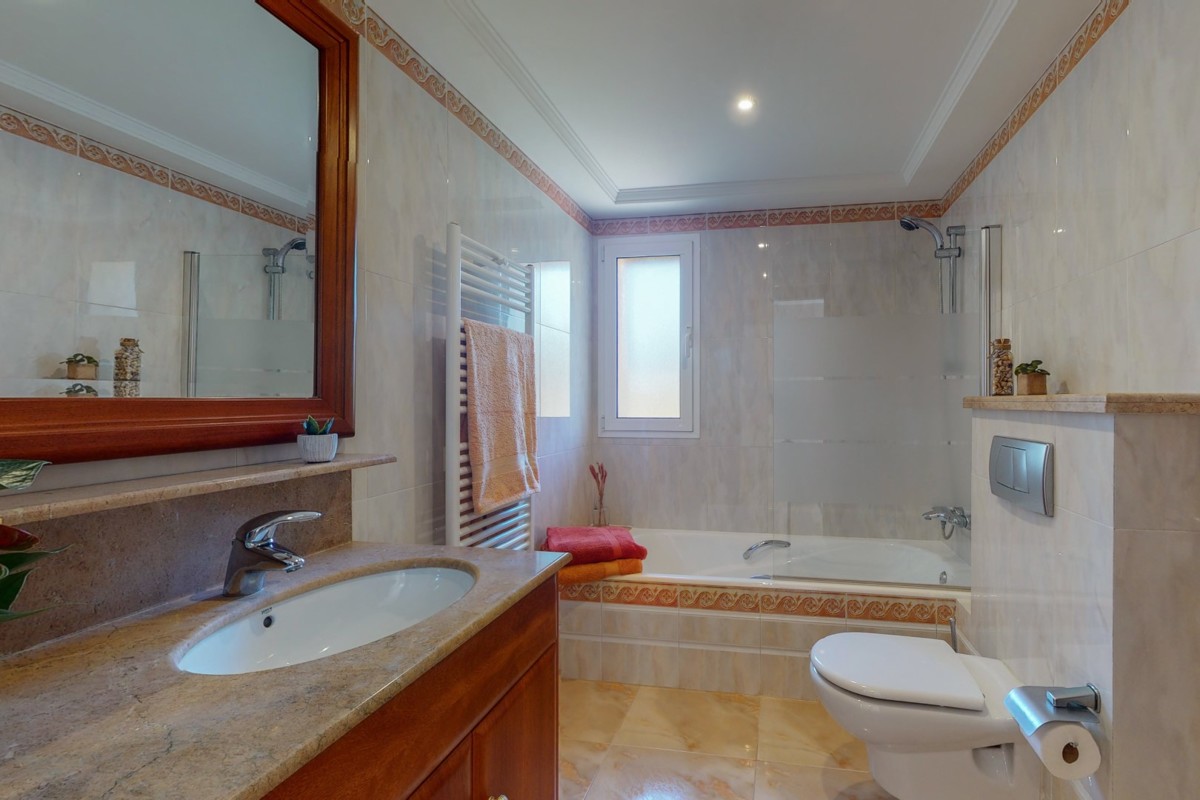 Villa-mit-Urlaubslizenz-und-Meerblick-in-Alcanada