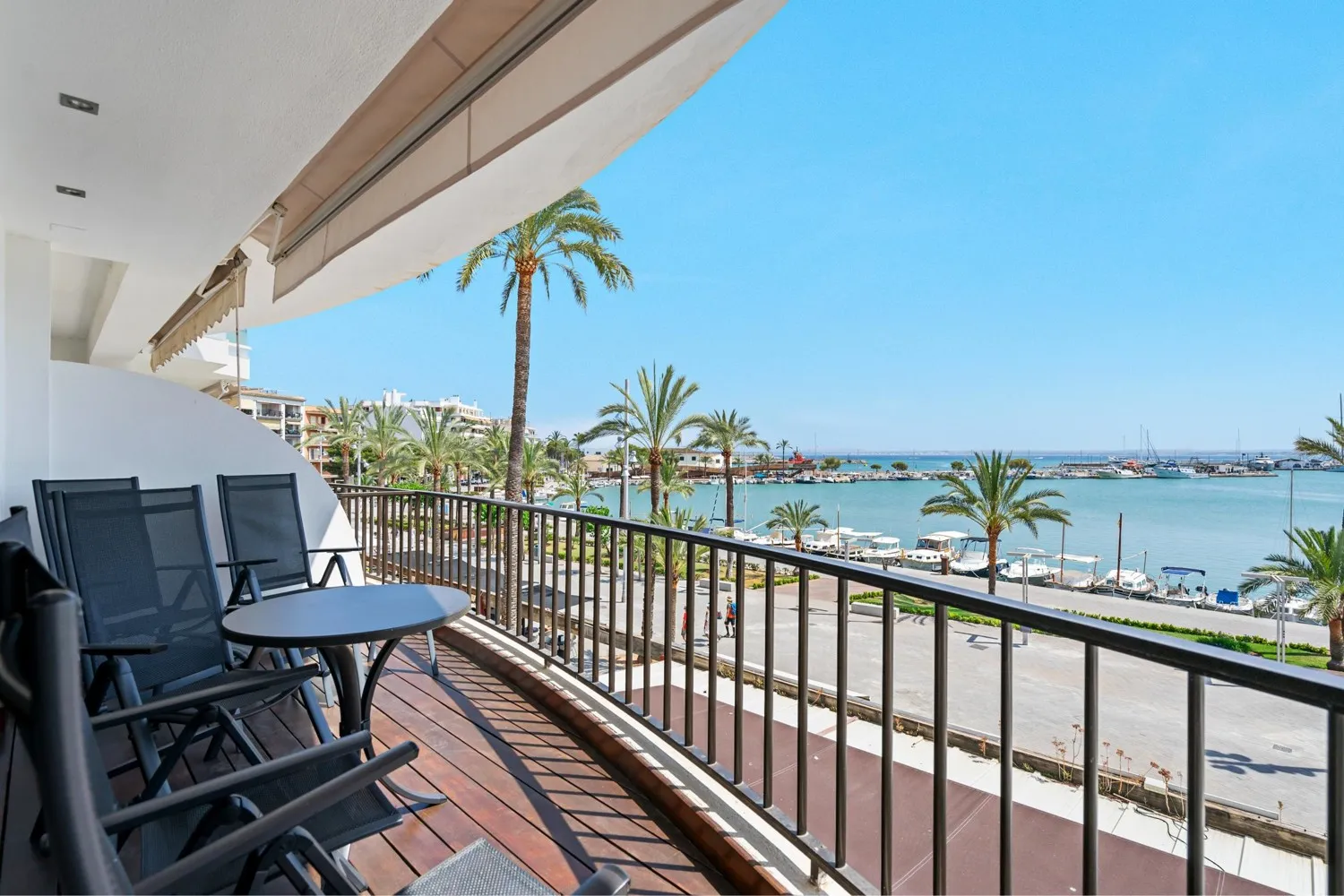 Modern-frontline-apartment-in-Puerto-de-Alcudia
