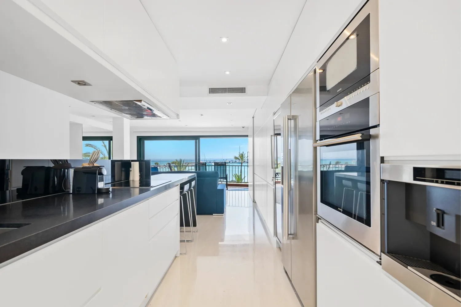 Modern-frontline-apartment-in-Puerto-de-Alcudia