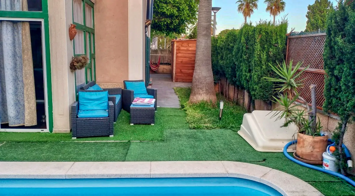 Zu-verkaufen-schöne-Doppelhaushälfte-mit-Schwimmbad-nur-wenige-Meter-vom-Strand-von-Alcudia