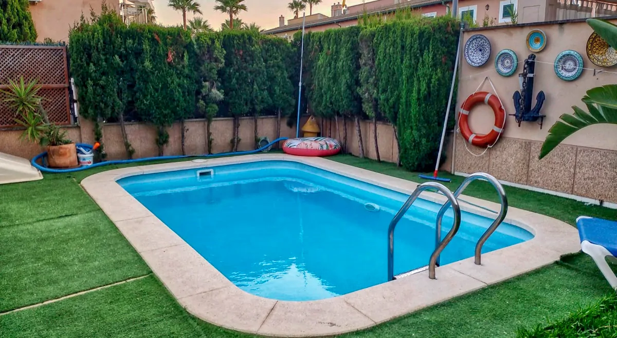 Zu-verkaufen-schöne-Doppelhaushälfte-mit-Schwimmbad-nur-wenige-Meter-vom-Strand-von-Alcudia