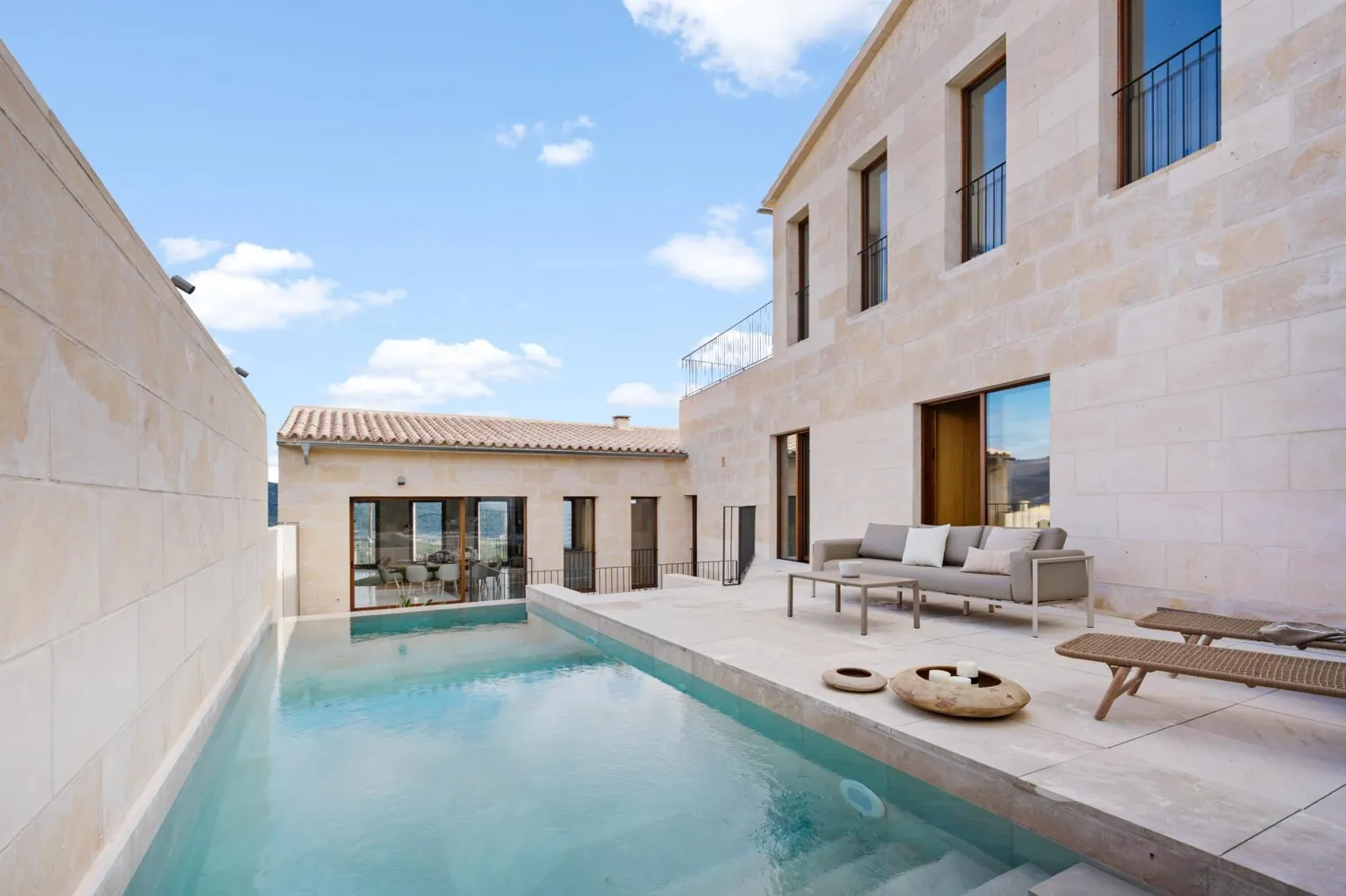 Fassade, Garten und Pool