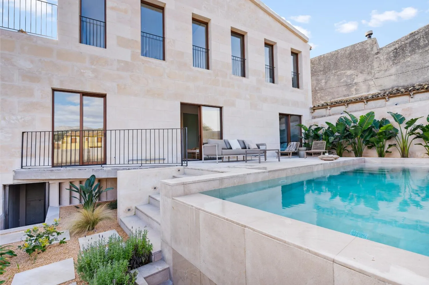 Fassade, Garten und Pool