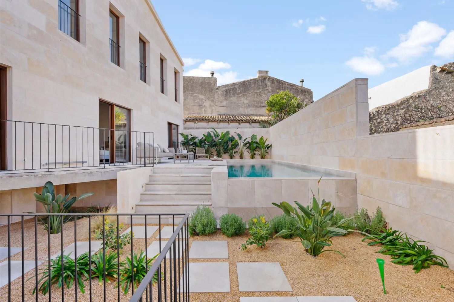 Fassade, Garten und Pool