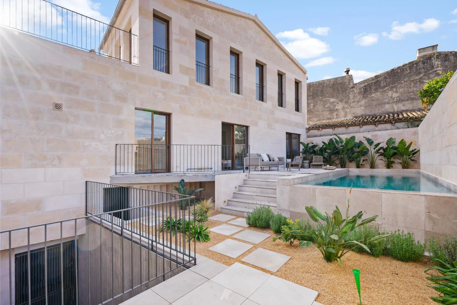 Fassade, Garten und Pool