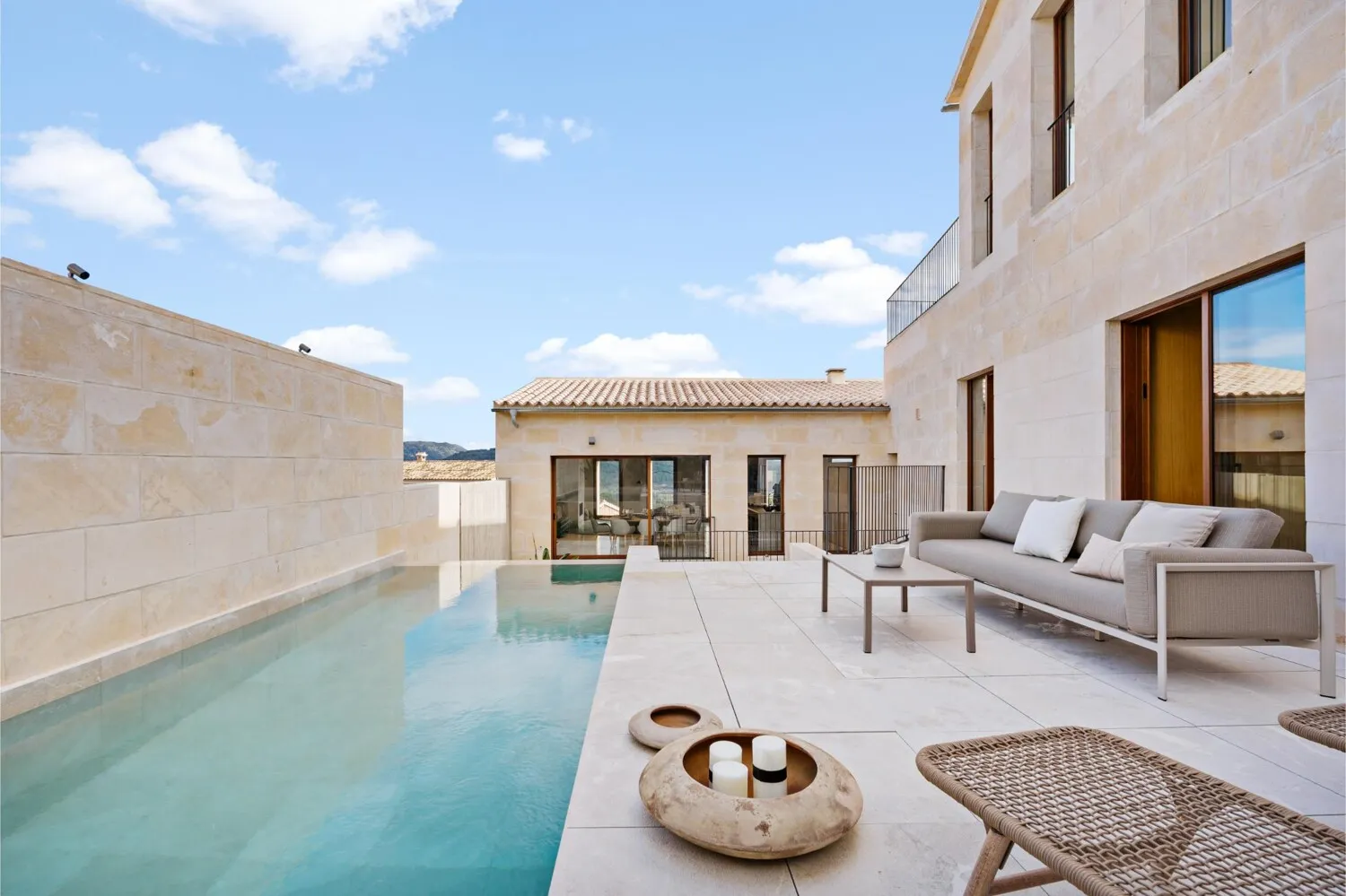 Fassade, Garten und Pool