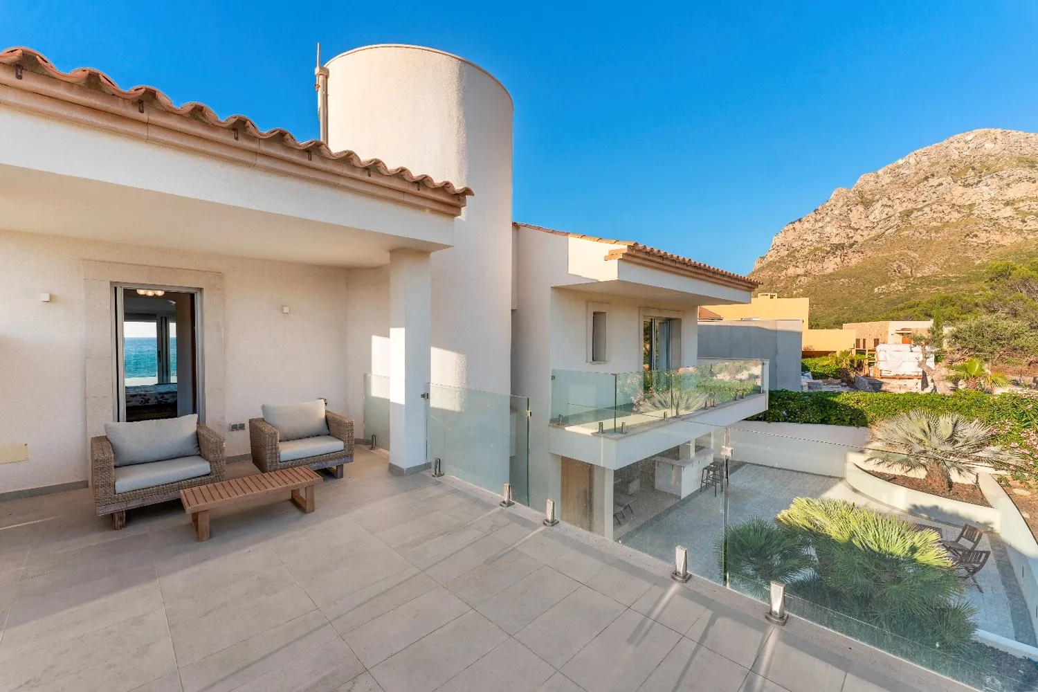Modern-sea-front-villa-in-Betlem